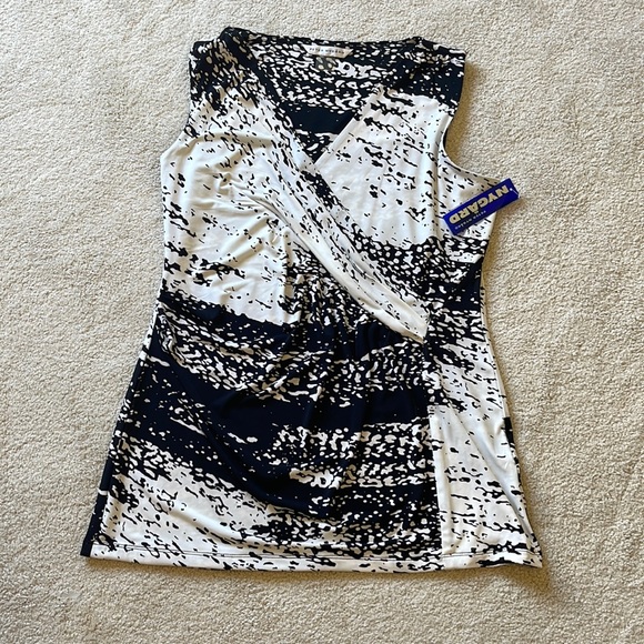 Peter Nygard Tops - Abstract black and white tank